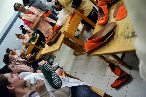 A oficina de calçado é uma das atividades que ocupa o dia de muitas mulheres na prisão