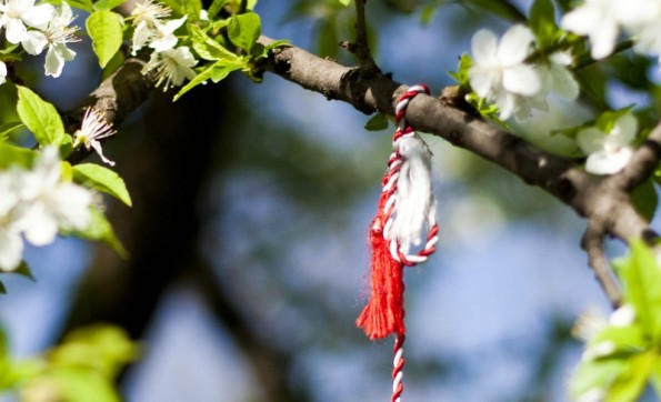 O “mărțișor” usa-se no pulso ou ao peito e pendura-se numa árvore em flor.