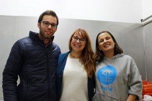 Ana Salão (ao centro) com dois voluntários do CASA Porto | Foto: Alexandra Paiva Oliveira