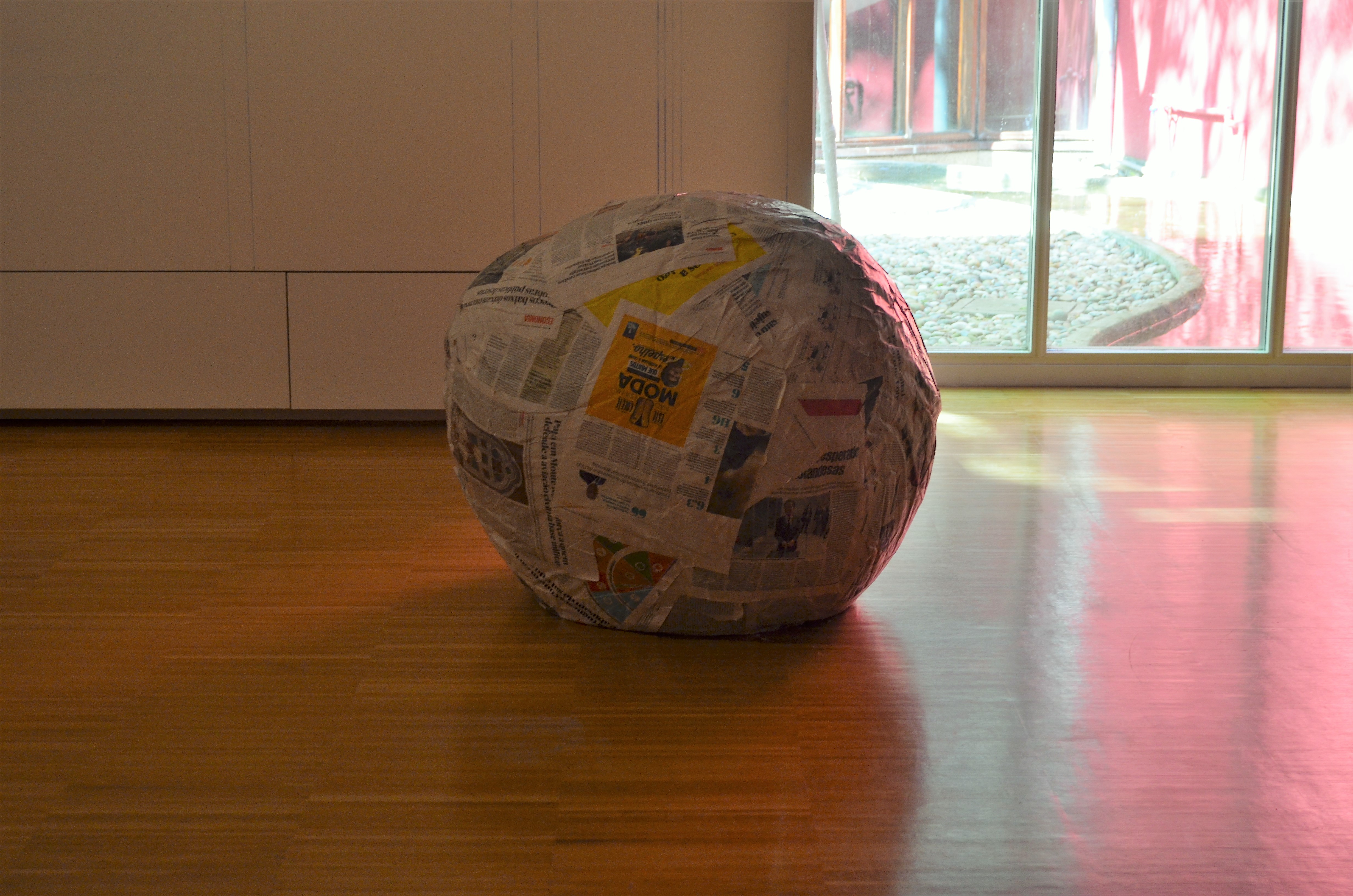 Michelangelo Pistoletto idealizou uma "escultura para passear", onde uma grande bola feita de jornal pode ser passeada pelas ruas. 