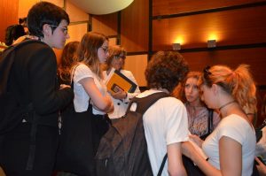 Rosário Gambôa [segunda a contar da direita] num breve diálogo com os alunos que manifestaram queixas, sob olhar atento da secretária de estado Fernanda Rollo, que segura um livro amarelo.