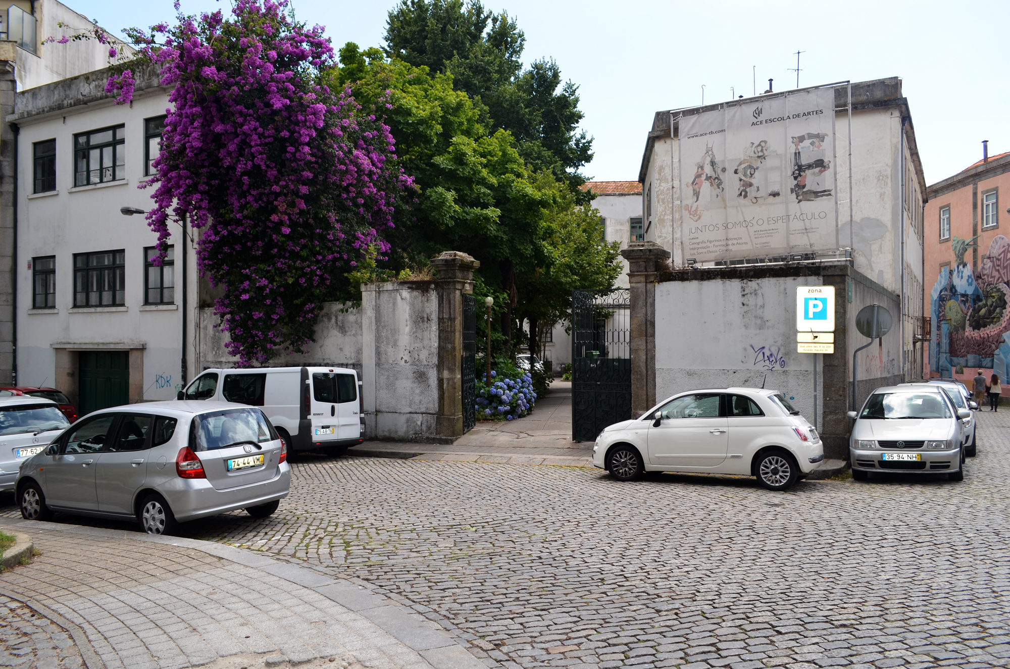 O antigo Colégio Almeida Garrett fica junto à Praça Coronel Pacheco, no centro do Porto.