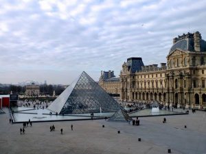 O museu do Louvre é um dos pontos de visita obrigatória de Paris, incluídos no pack.