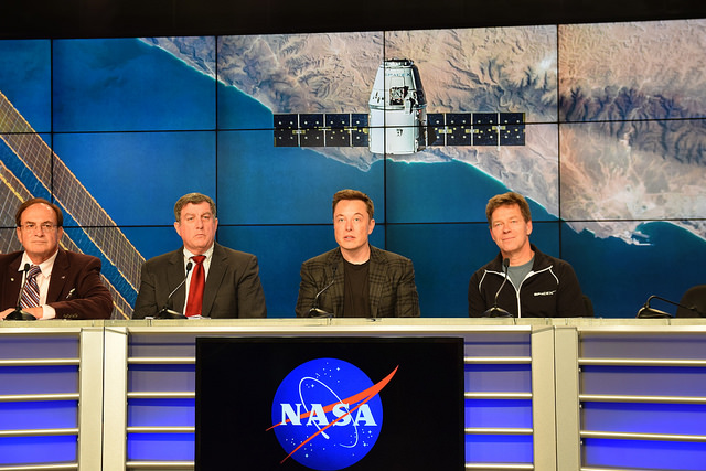 Em 2011, Elon Musk começou um projeto chamado Mars Oasis, com a ideia era construir estufas e cultivar alimentos em Marte.