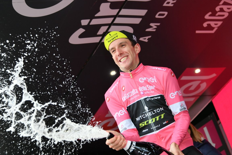 Simon Yates a festejar a vitória da 15ª etapa, a terceira nesta edição do Giro.