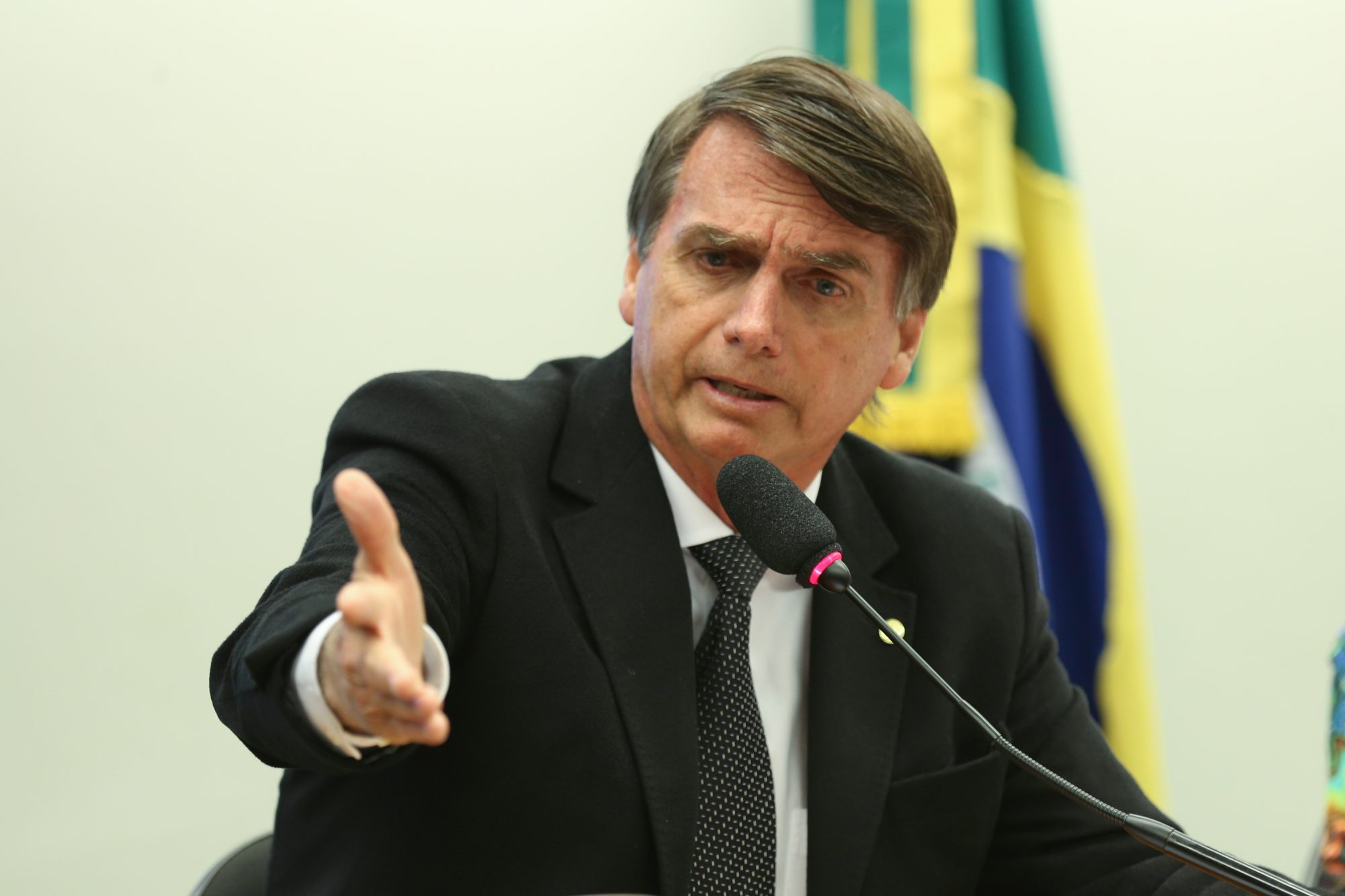 Jair Bolsonaro lidera sondagens.