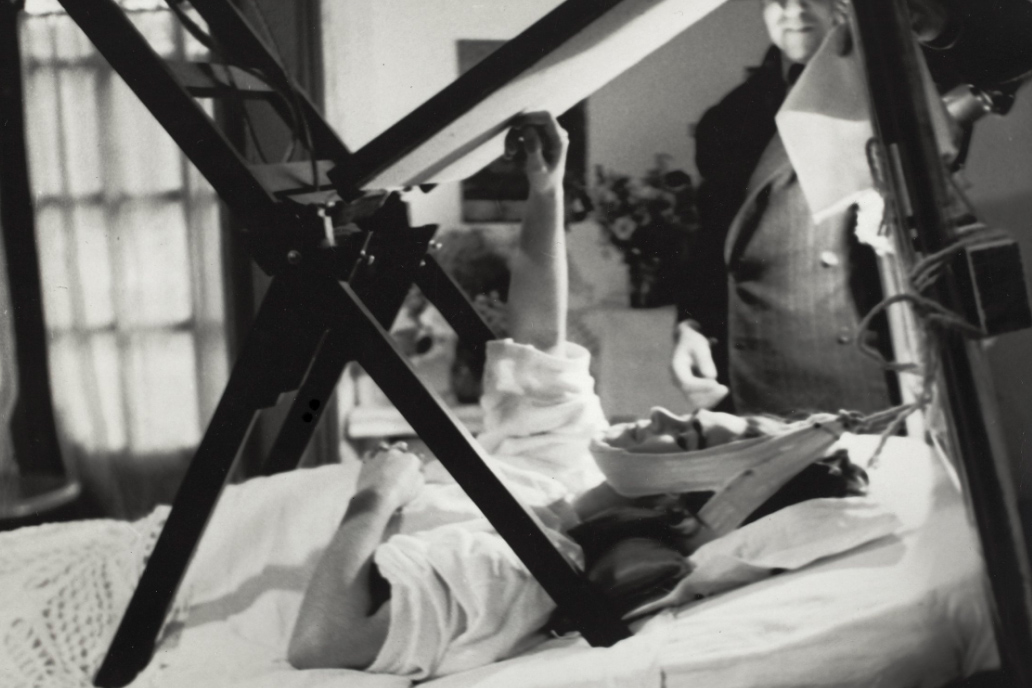 Frida a pintar numa cama de hospital, onde passou largos períodos ao longo da vida.