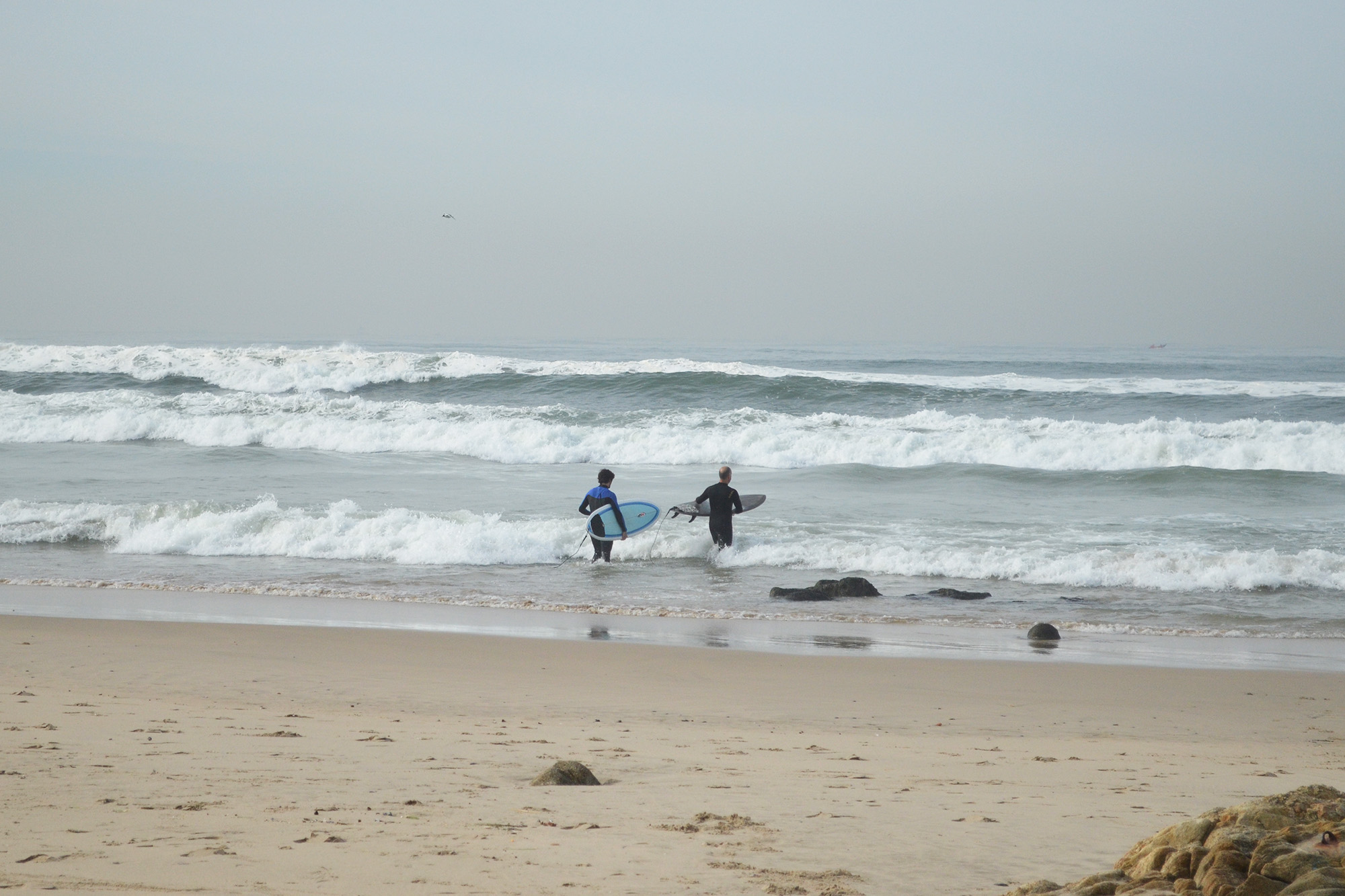 A praia de Matosinhos é uma das mais procuradas por surfistas iniciantes.