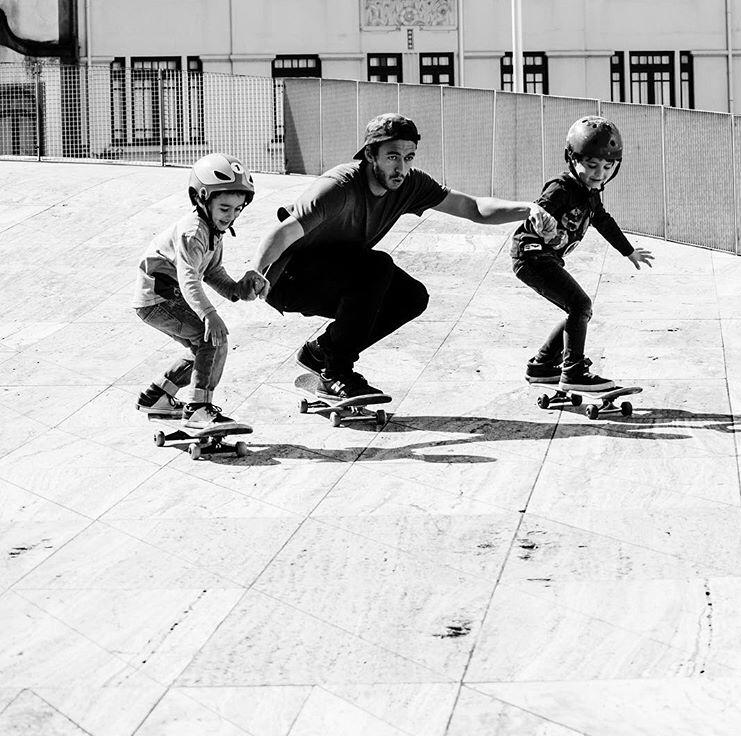 João Neto a skatar com duas crianças