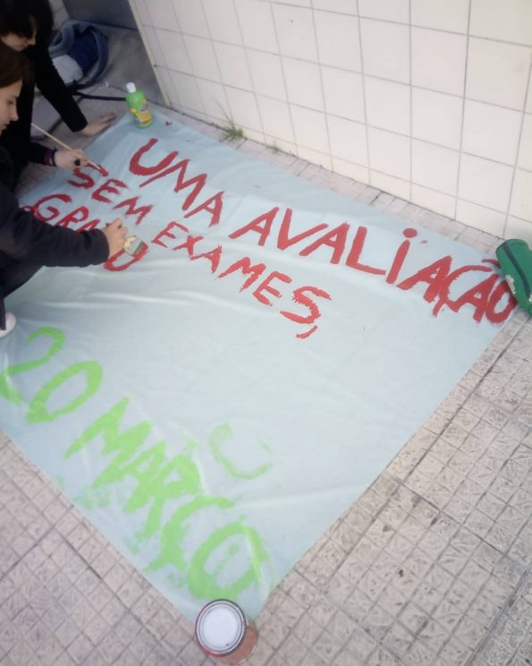 A AE da Escola Secundária Padrão da Légua, em Matosinhos, está a preparar cartazes para apresentar na manifestação de dia 20 de março.