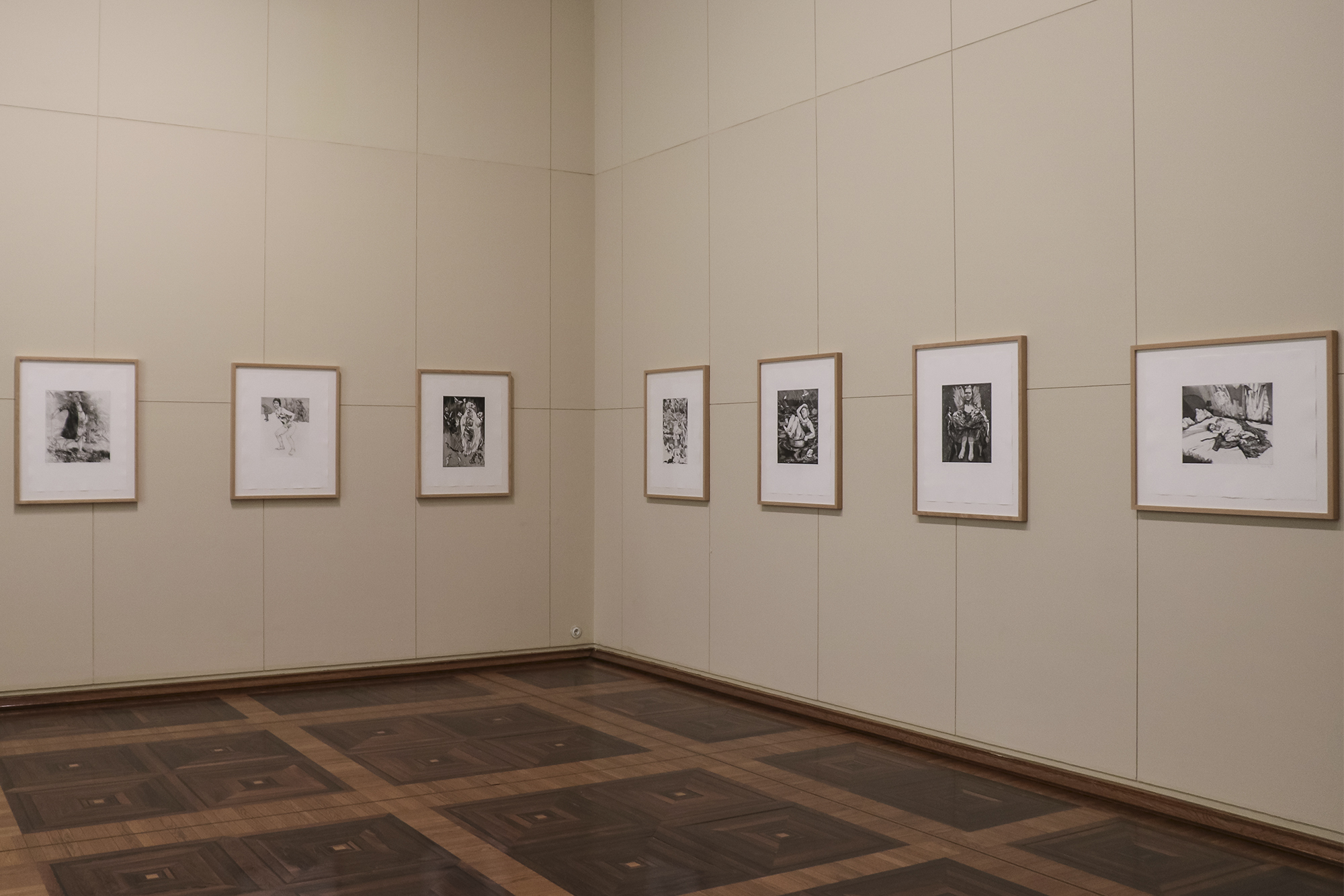 Há duas séries de gravuras da artista nesta exposição.