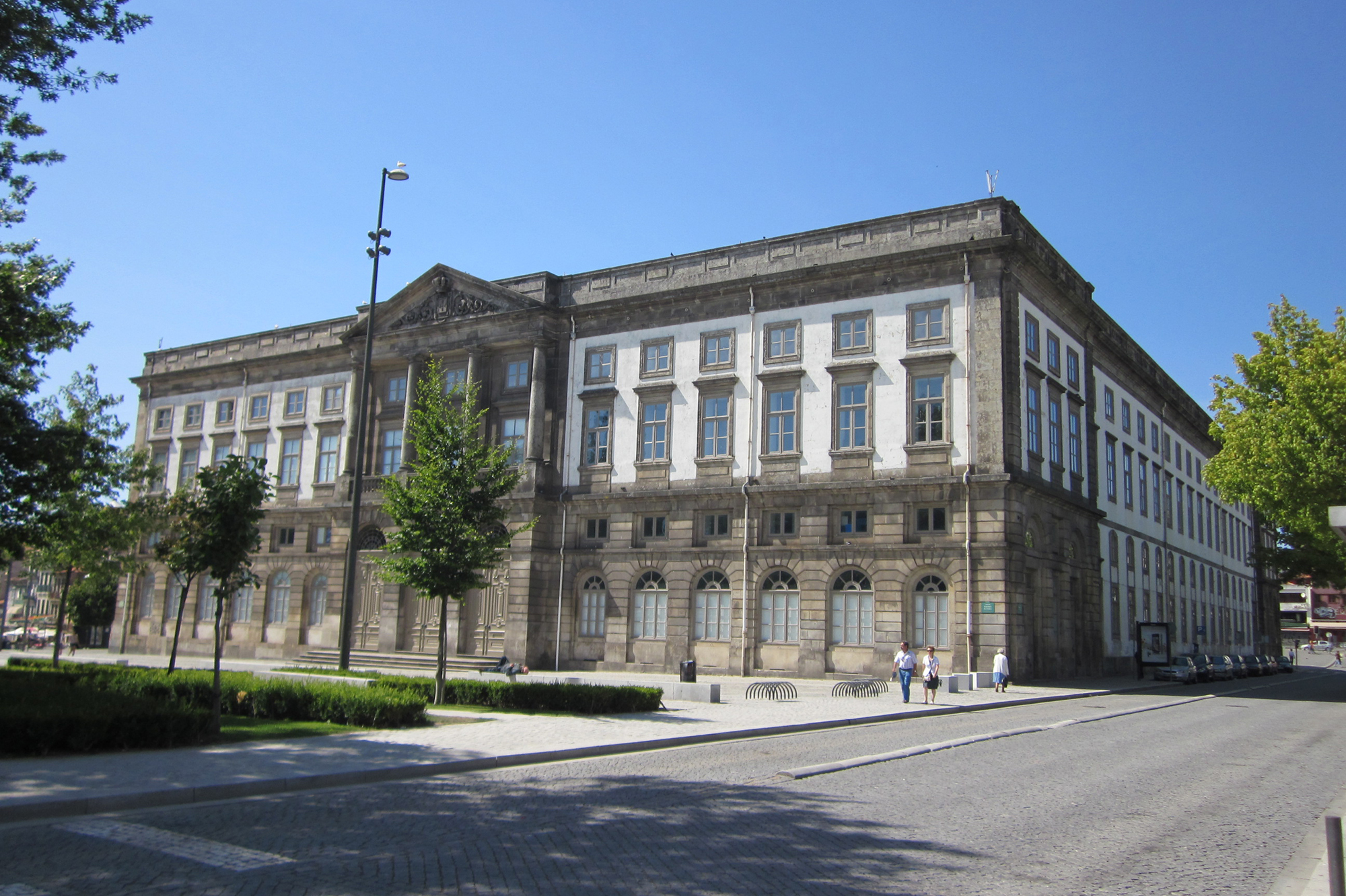 A Universidade do Porto abrange cerca de 300 mil alunos e é a segunda maior instituição de ensino superior do país. 