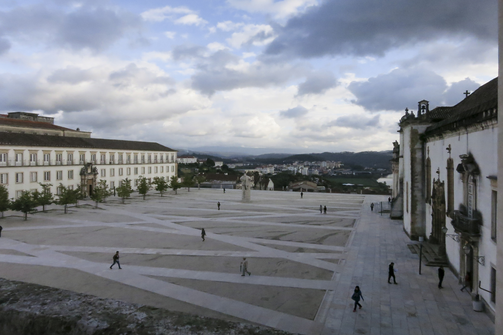 A Universidade de Coimbra é a mais antiga do país e tem mais de 25 mil alunos inscritos.