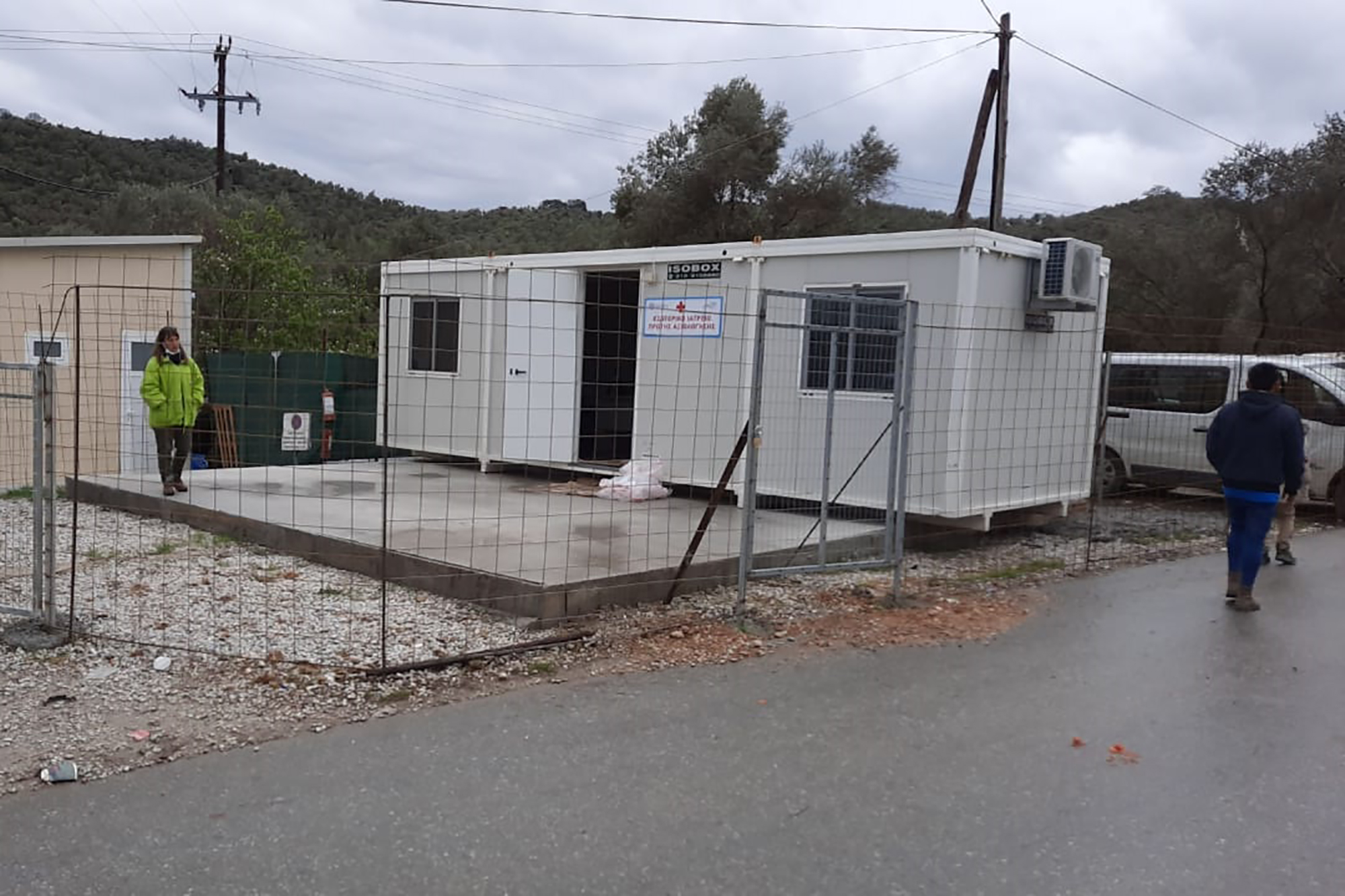 Unidade instalada no campo de Mória, em Lesbos, para dar resposta aos primeiros casos de infeção por COVID-19. FONTE: Deen Mohammad Alizadah