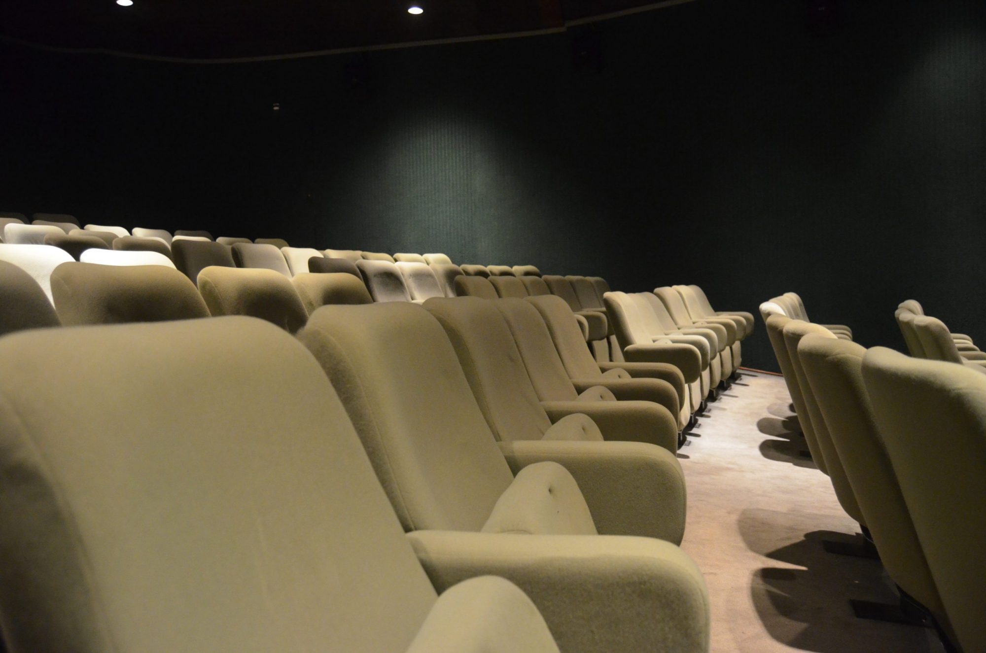 A redução da capacidade das salas de cinema foi uma das mudanças.